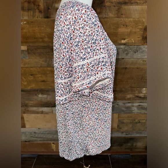 Loft butterfly sleeves perfect this flowy top with easy-going touch of romance. - Picture 3 of 15